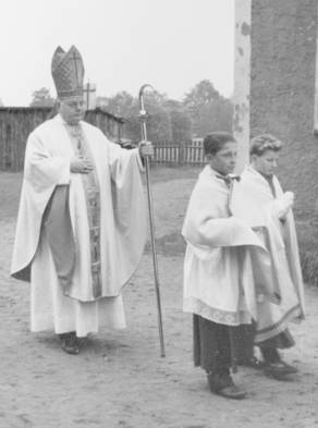 Bild: Auf dem Weg zur Glockenweihe in Kraak 1960